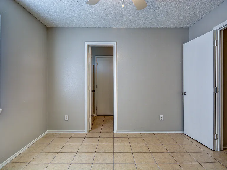Las Violetas Apartments — Photo 24