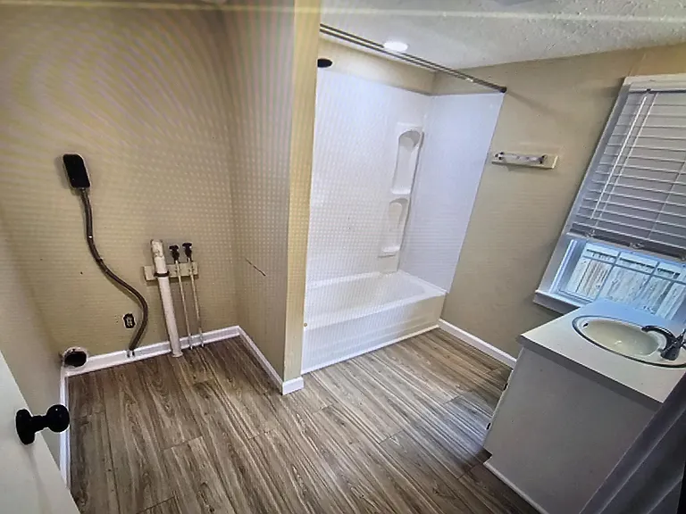Shower and Washer/Dryer hookup