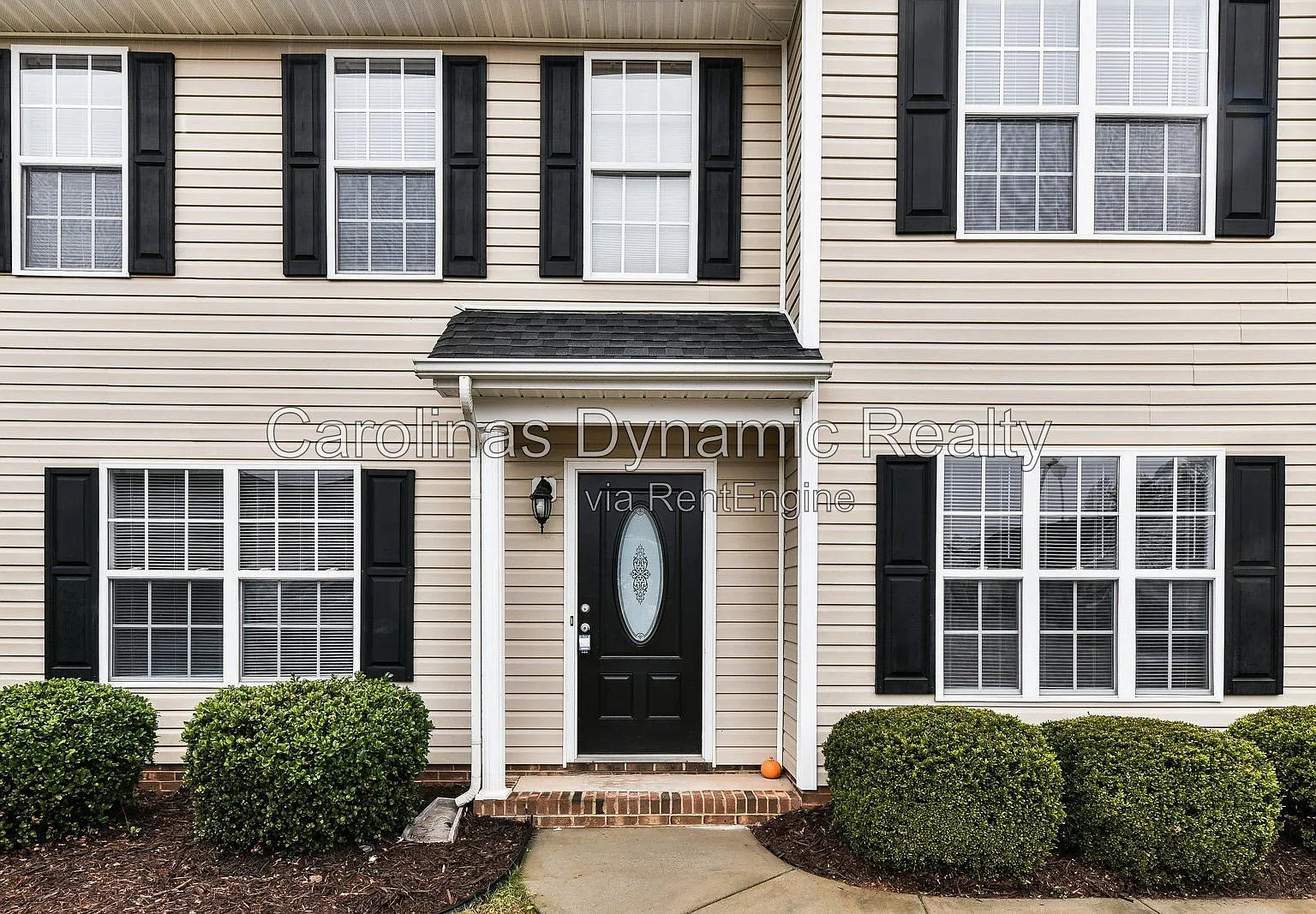 4 bed, 1.0 bath, 1650 sqft, $2,100 — Photo 2