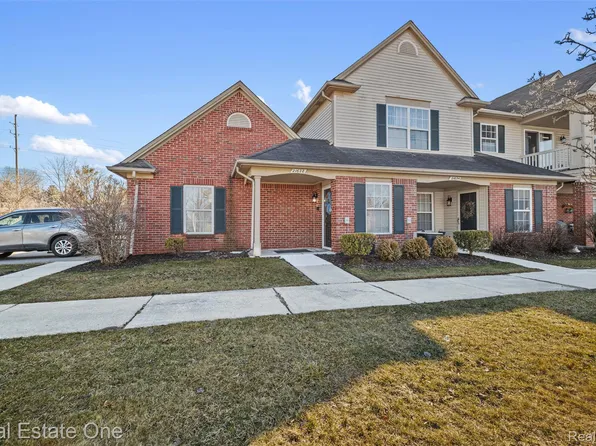 21628 Majestic Dr, Brownstown, MI 48183