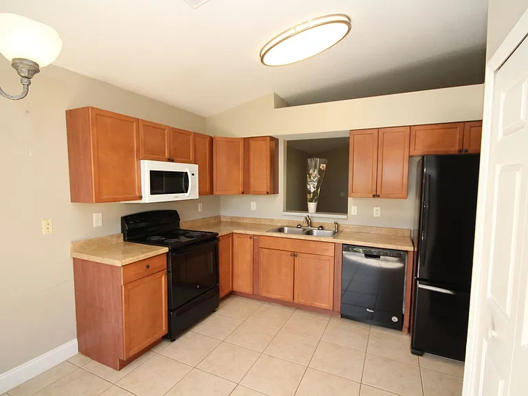 810 Montana Ave — Photo 9