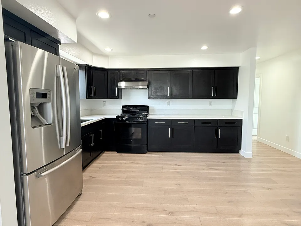 610 1/2 W 84th St #610-1/2