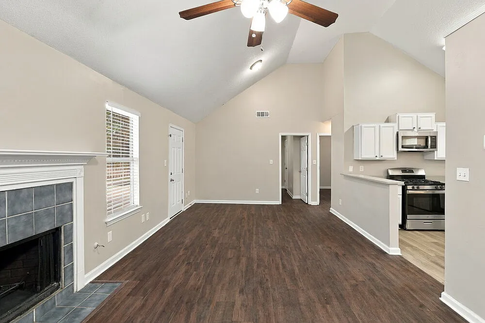 3 bed, 2.0 bath, 1137 sqft, $1,730 — Photo 3