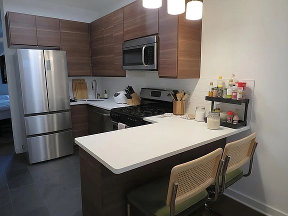 3rd image of 209 24th St APT 2R