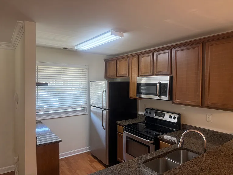 1215 Green Oaks Ln #H — Photo 5