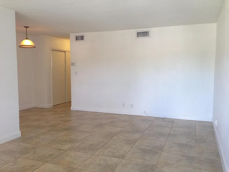 1820 NE 56th St #5 — Photo 6