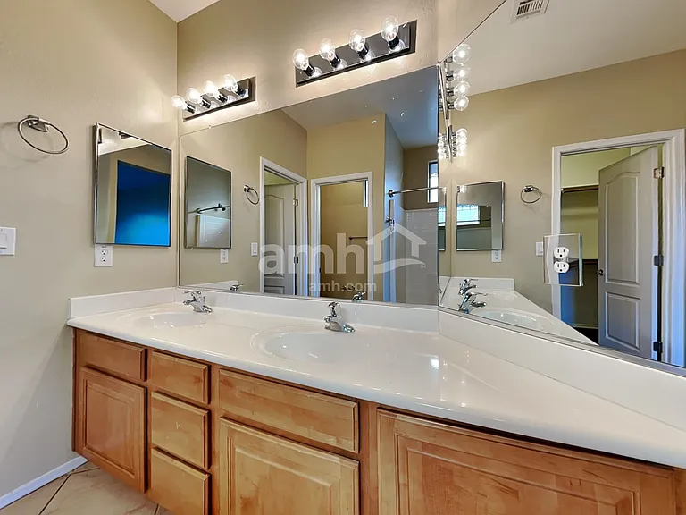 3716 E Waite Ln — Photo 10