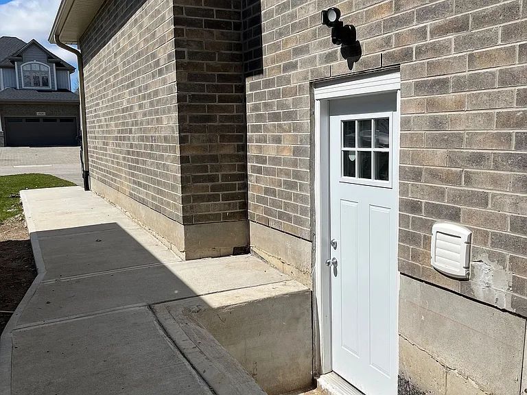 1573 Horseshoe Cres #LOWER — Photo 3