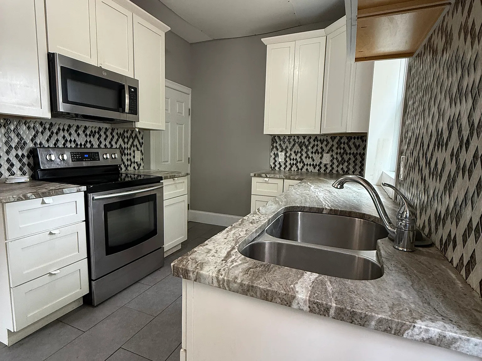 5 bed, 1.5 bath, 3600 sqft, $3,250 — Photo 2