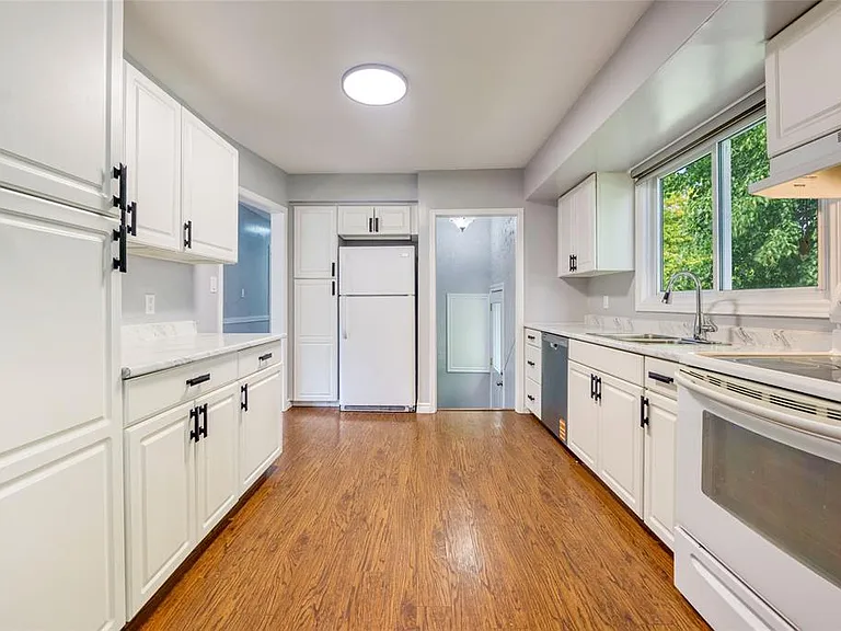 890 Hollands Ave — Photo 7