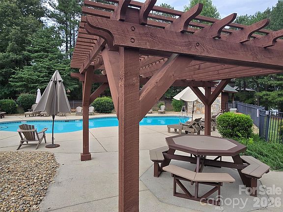 5th image of 5582 Bridgewater Dr #206