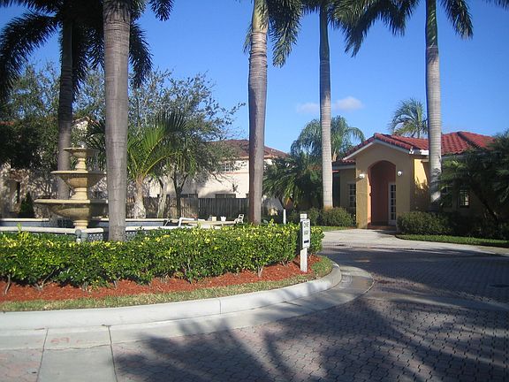 Clubhouse with pool and jacuzzi, tennis court and children's playground 