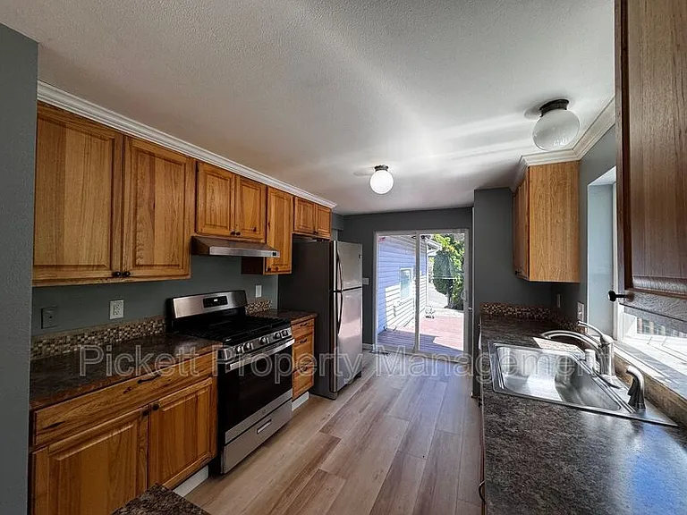 600 NE Flagstone Ln — Photo 7