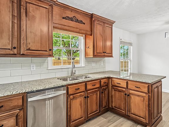 3rd image of 16341 Lucas Ferry Rd