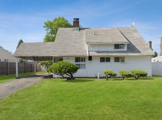 29 Berry Ln, Hicksville, NY 11801