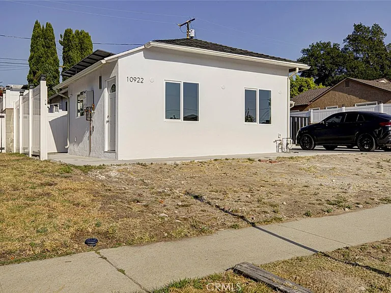 10920 Nassau Ave — Photo 1