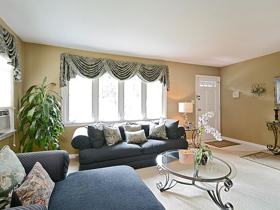 3rd image of 22 Maplewood Dr