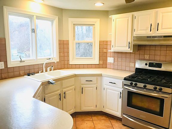 4th image of 44 Knoll Pl #C