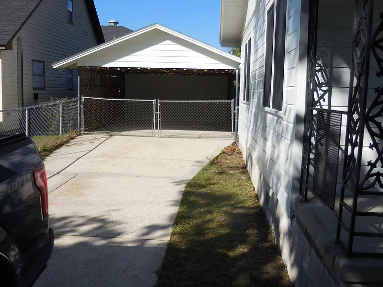 2218 W Jackson St — Photo 4