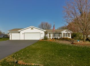 411 Hickory Dr, Davis Junction, IL 61020