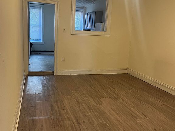 4th image of 527 Willow Ave APT 4