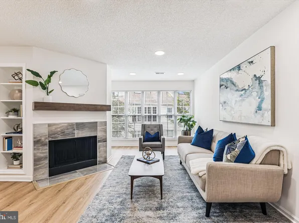 12105 Greenway Ct APT 201, Fairfax, VA 22033