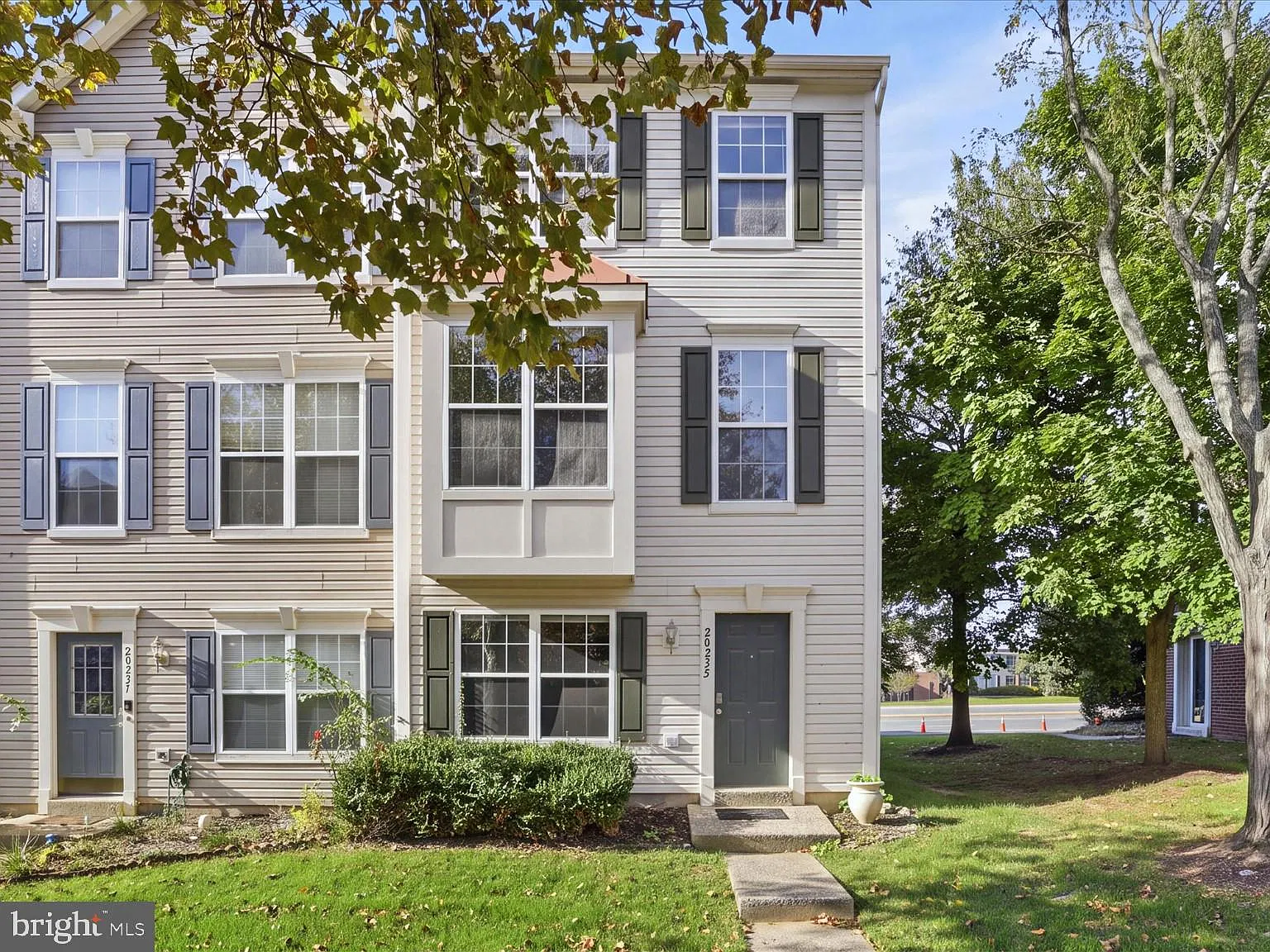 4 bed, 3.5 bath, 1884 sqft, $2,700 — Photo 1