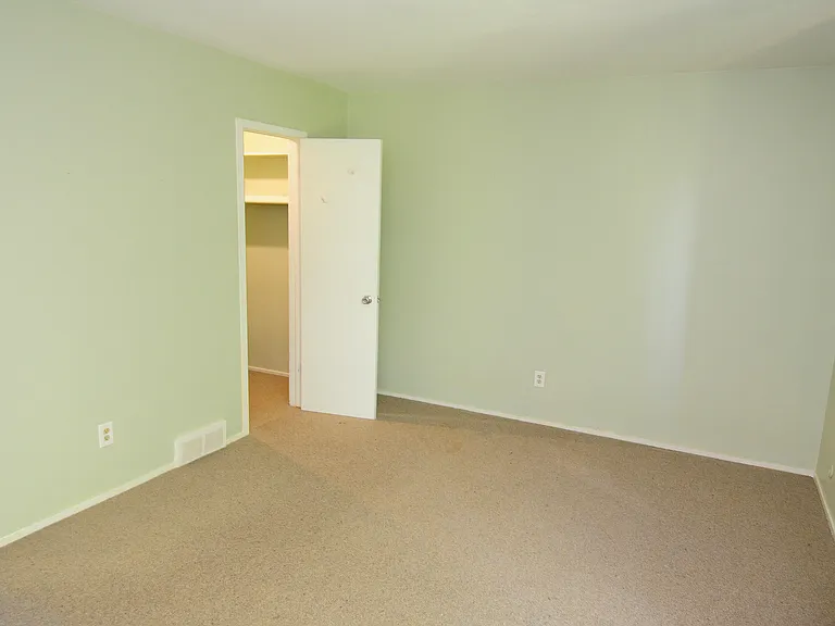 684 Peninsula Ct — Photo 20