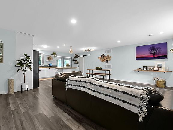 3rd image of 299 Lansing Cir