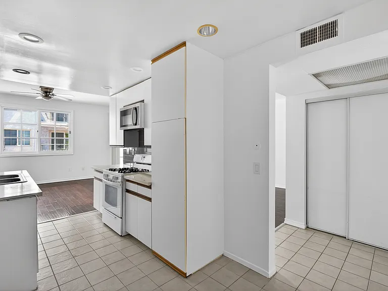 Woodman Ave Apartments — Photo 54