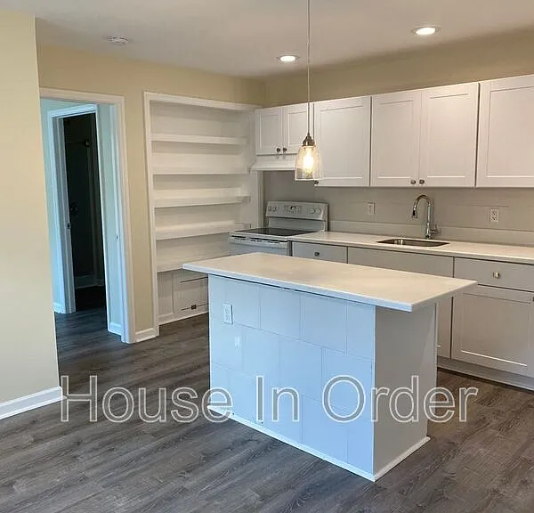 307 8th Ave E #102 — Photo 2