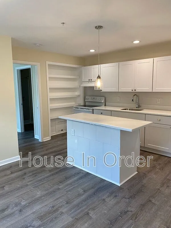 Building Photo - 307 8th Ave E #102