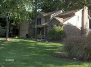 2135 Willow Leaf Dr, Rochester Hills, MI 48309