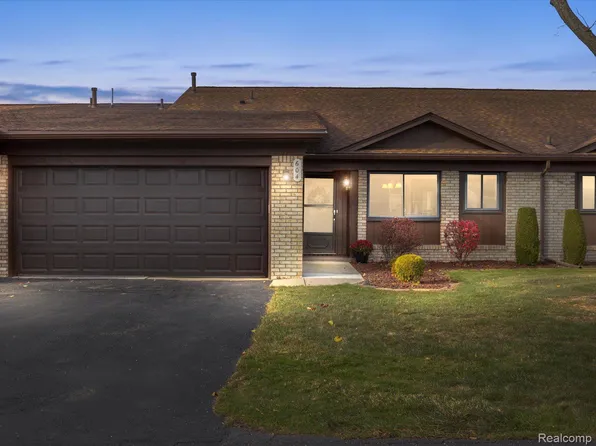 604 Country Club Dr, Saint Clair Shores, MI 48082