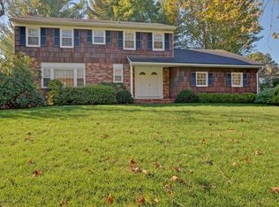 15 Hearthstone Dr, Manalapan, NJ 07726