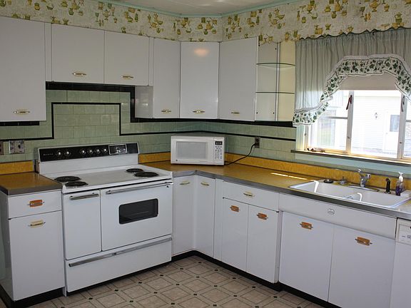 tons of cupboard space in eat in kitchen