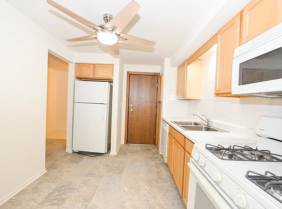4th image of 8454 W Catalpa Ave Unit 4