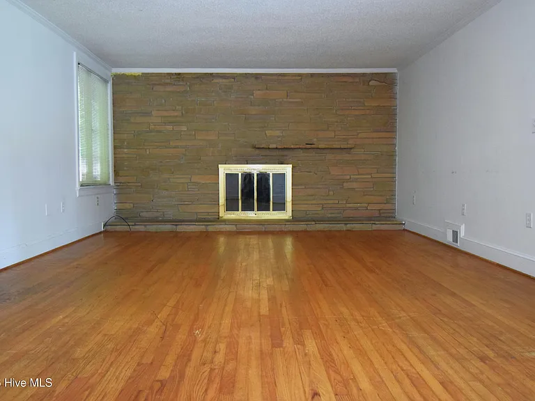 1509 E 4th St — Photo 3