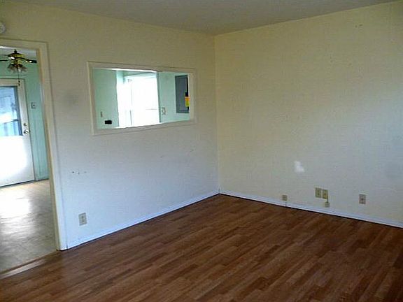 5th image of 215 Lyndhurst Dr