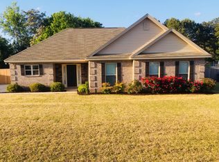 1718 Honeysuckle Ridge Dr, Deatsville, AL 36022