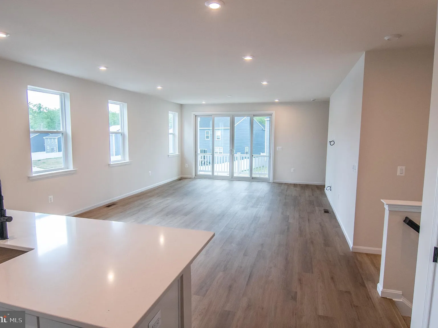4 bed, 2.0 bath, 2400 sqft, $3,400 — Photo 4