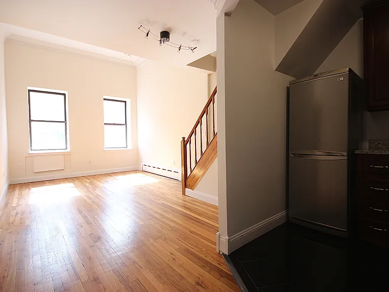 525 W 49th St #5D — Photo 4