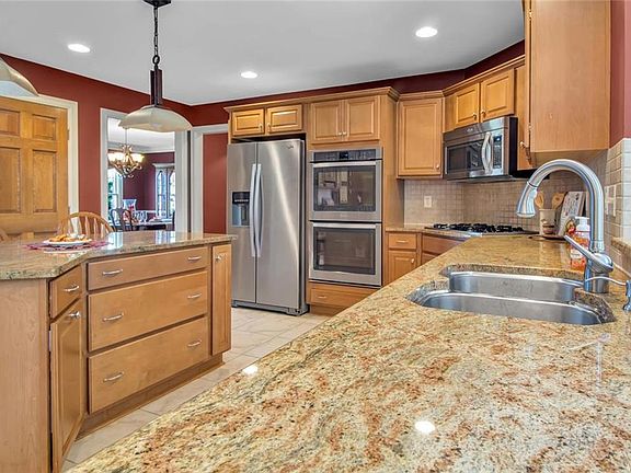 4th image of 85 Stewart Ct
