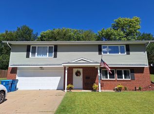 1220 Beech Dr, Dixon, IL 61021