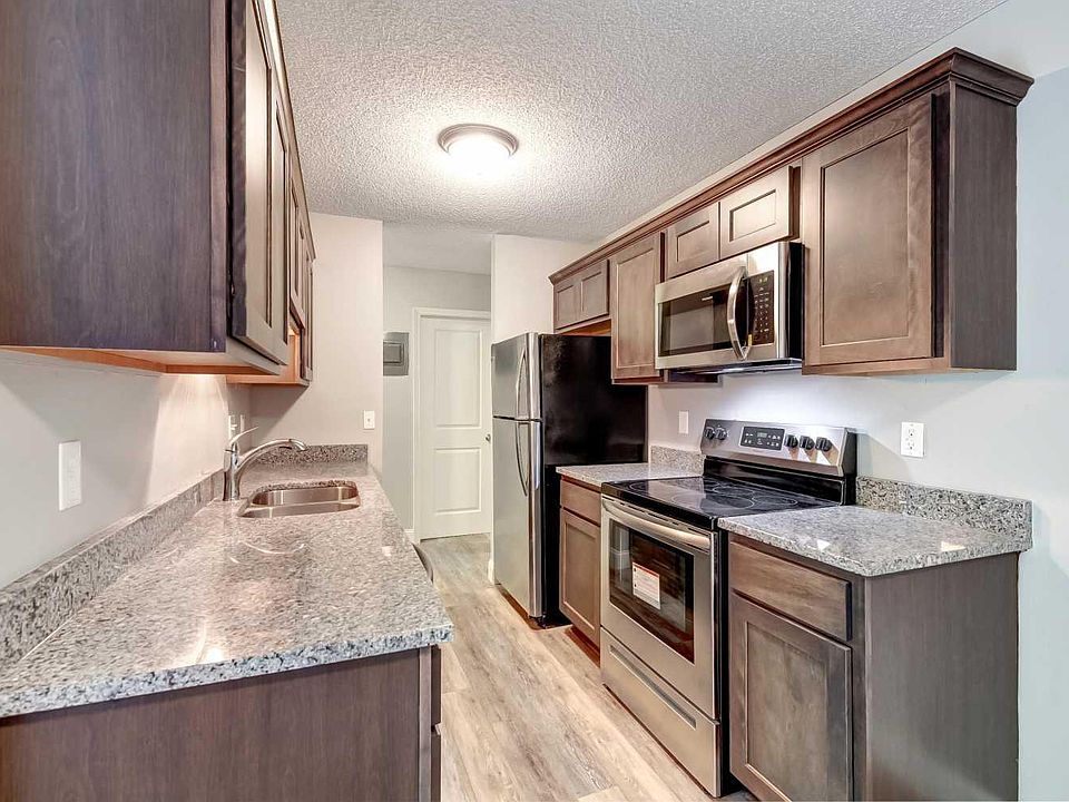 Gorgous kitchen, SS Appliances, granite, cabinet crown moldi