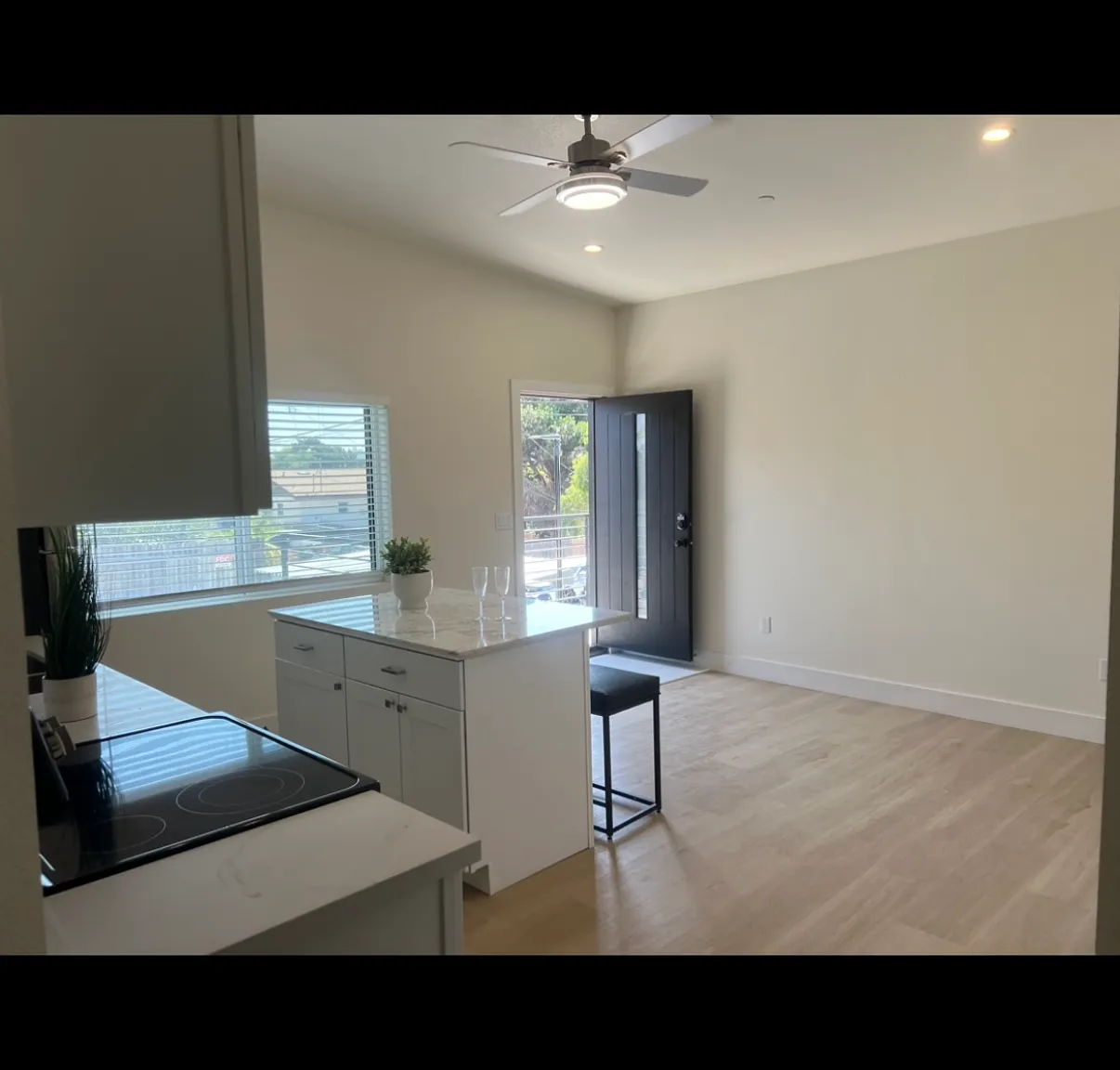 2 bed, 698 sqft, $2,395 — Photo 3
