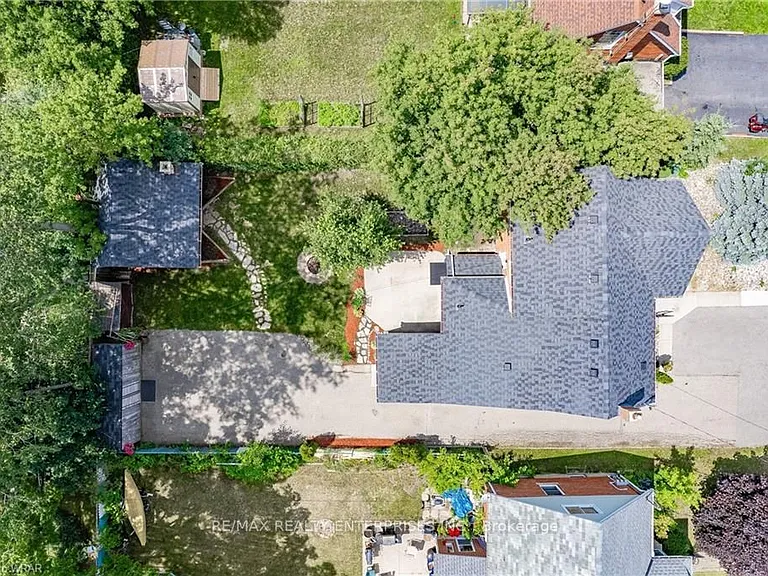 557 Stirling Ave S #MAIN — Photo 3