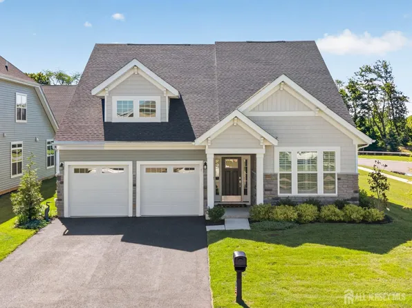 2 Vizcaya Dr, Monroe Township, NJ 08831