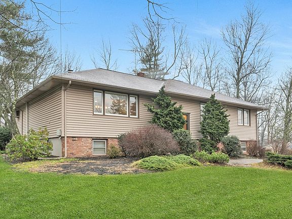 3rd image of 12 Oxford Dr
