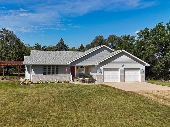 685 W Sanborn St, Parker, SD 57053